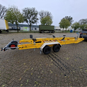 NR 05 YELLOW BOOTTRAILER TANDEM 3500KG LENGTE 8 M.